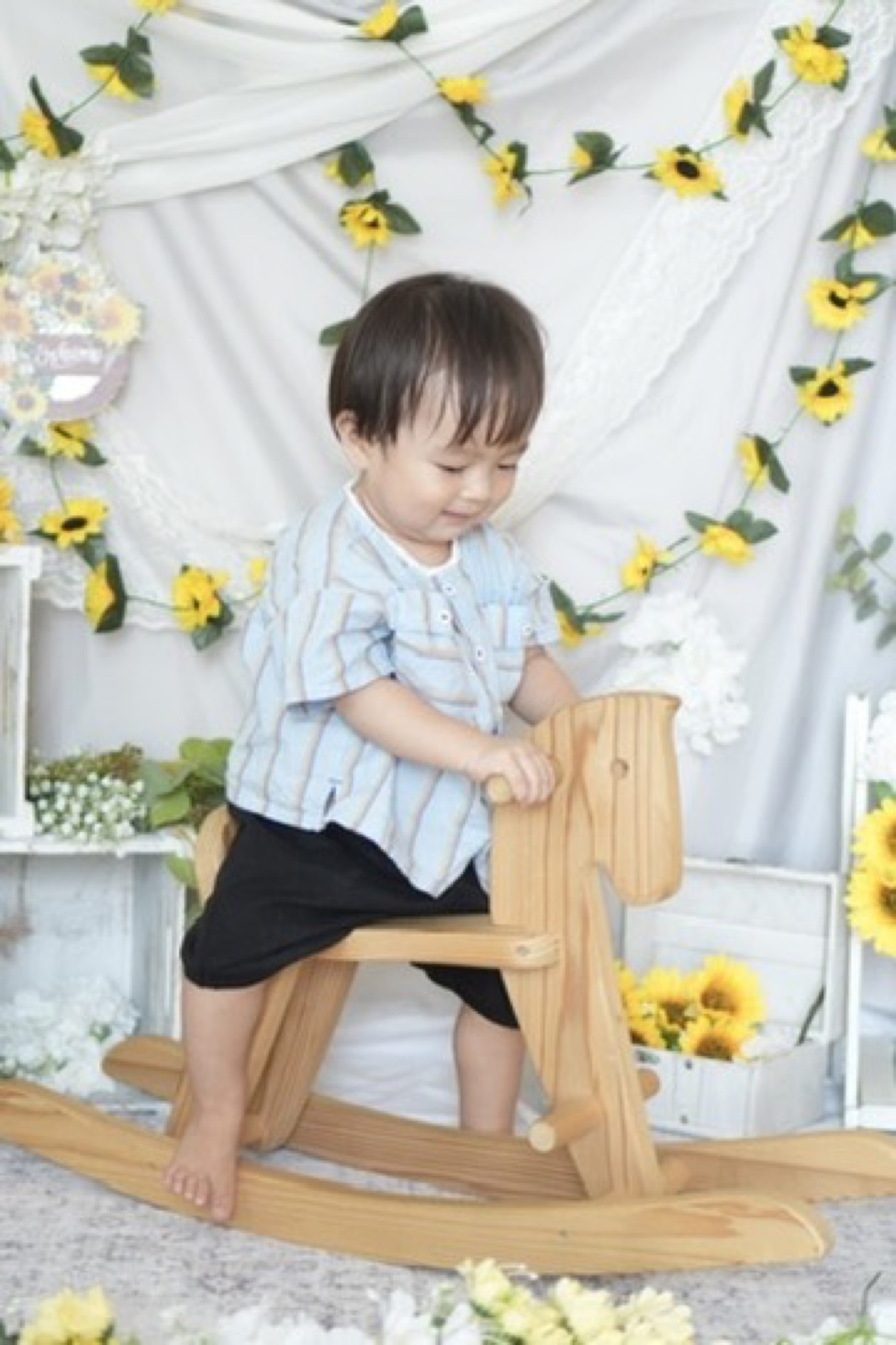 季節装飾のフォトブース（ひまわりと木馬）